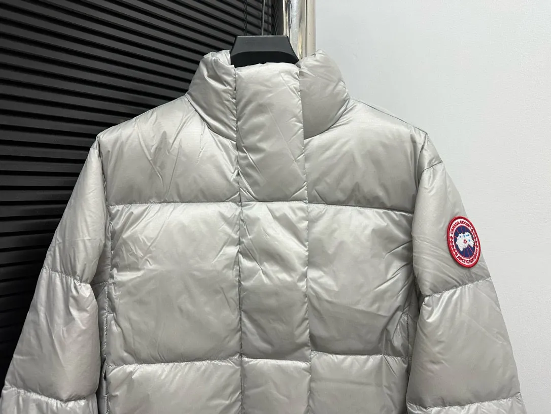 P720 [CANADA GOOSE] Cypress Women's Short Down Jacket 2256W The down collar enhances warmth and can better withstand bad weather. The short hem has an internal drawstring to adjust the tightness and block the cold wind. Embedded cuffs improve comfort and lock in heat. Dropped shoulder design and articulated sleeves allow for a good range of movement. Two external pockets: zippered hand pockets. ·Three interior pockets: two mesh drop-in pockets and one zippered pocket! Size: XS S M Color: Black Birch